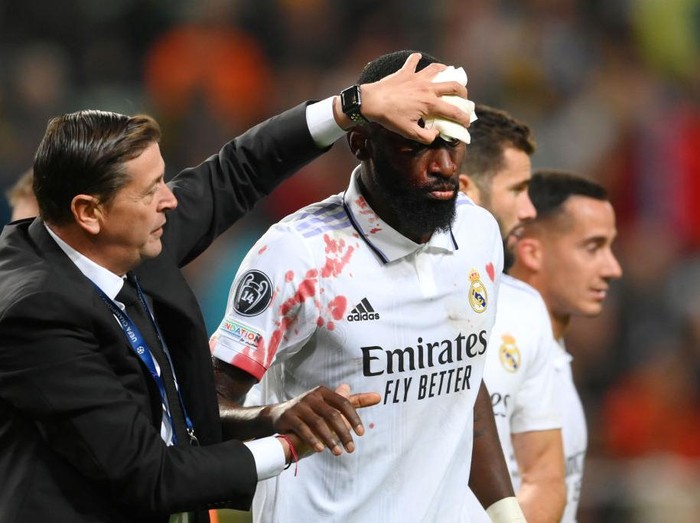 WARSAW, POLAND - OCTOBER 11: Antonio Rudiger of Real Madrid clashes with Anatoliy Trubin of Shakhtar Donetsk during the UEFA Champions League group F match between Shakhtar Donetsk and Real Madrid at Wojska Polskiego Stadium on October 11, 2022 in Warsaw, Poland. (Photo by Adam Nurkiewicz/Getty Images)
