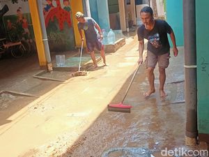 Banjir di Kebon Pala Jaktim Surut, Warga Bersihkan Sisa Lumpur