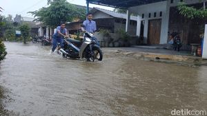 Potret Banjir yang Masih Menggenangi Jalan-jalan di Pacitan