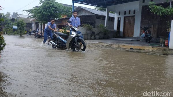Potret Banjir yang Masih Menggenangi Jalan-jalan di Pacitan