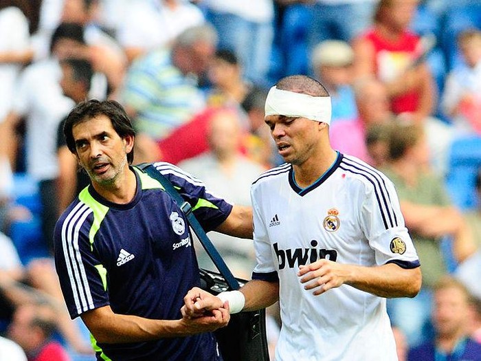 Munich, GERMANY: Real Madrid's Spanish defender Sergio Ramos bleeds as he is injuried during their Champions League football match against Bayern Munich at the Allianz Arena Stadium in Munich, 07 March 2007. AFP PHOTO/ PIERRE-PHILIPPE MARCOU (Photo credit should read PIERRE-PHILIPPE MARCOU/AFP via Getty Images)