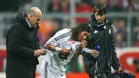 Sergio Ramos pernah tiga kali berdarah untuk Real Madrid. Ini adalah foto di tahun 2007 kala hadapi Bayern Munich, yang mana hidungnya mengeluarkan darah setelah berbenturan dengan bek lawan (Getty Images)