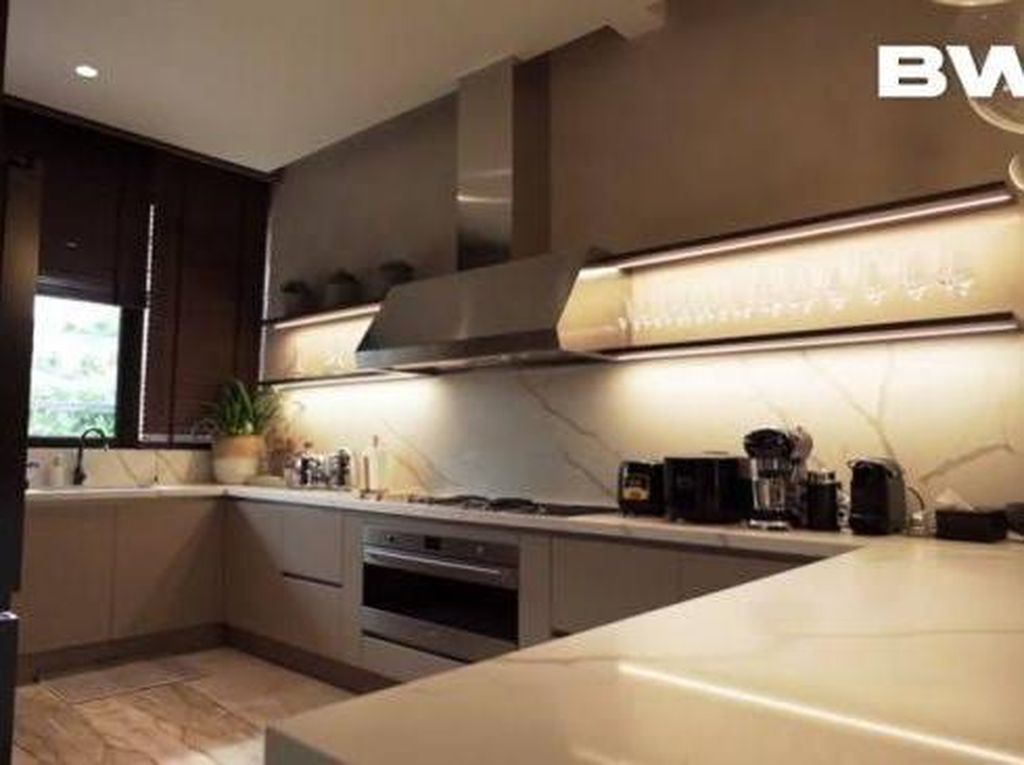Intip Dapur di Rumah Mewah Ala Penthouse Milik Maia Estianty Intip Dapur di Rumah Mewah Ala Penthouse Milik Maia Estianty
