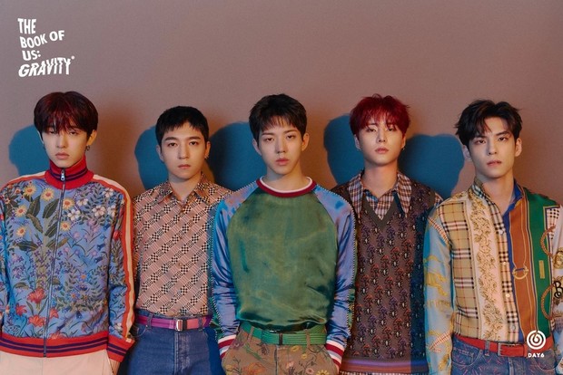 Potret outfit DAY6 dalam video musik Time of Our Life