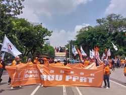 Mau Geruduk Istana, Ribuan Buruh Mulai Padati Monas