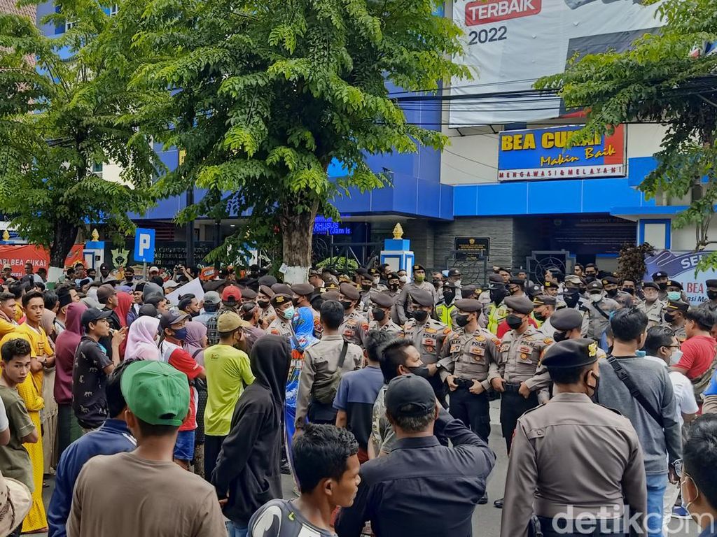 Bea Cukai Pamekasan Didemo Dua Kelompok Massa dengan Tuntutan Berbeda Bea Cukai Pamekasan Didemo Dua Kelompok Massa dengan Tuntutan Berbeda