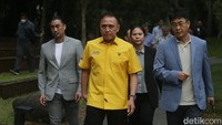Perwakilan AFC, yakni Deputi Secretary General Shin Man Gil (kedua dari kiri) menyampaikan rasa duka mendalam kepada PSSI dan komunitas sepakbola Indonesia.