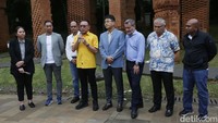 Evaluasi besar-besaran terkait sepakbola juga terus dilakukan, termasuk audit stadion hingga penyelarasan aturan FIFA dengan peraturan aparat keamanan, dan bidang-bidang terkait.