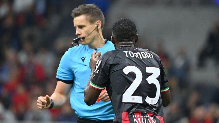 AC Milans British defender Fikayo Tomori reacts after received a red card during the UEFA Champions League group E, football match between AC Milan and Chelsea, at the San Siro stadium, in Milan, on October 11, 2022. (Photo by Alberto PIZZOLI / AFP) (Photo by ALBERTO PIZZOLI/AFP via Getty Images)