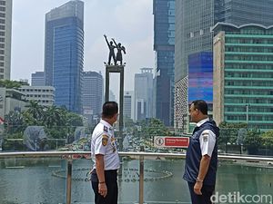 Anies Ajak Menantunya Tinjau Halte TransJakarta Bundaran HI