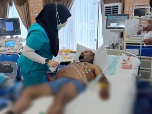 Kondisi Terkini Lukas Enembe Saat Diperiksa Dokter asal Singapura