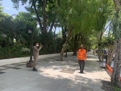 Momen Warga-Satpol PP Abadikan Fenomena Hari Tanpa Bayangan di Surabaya