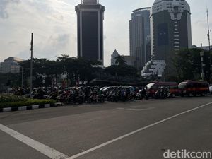 Massa Demo di Patung Kuda Bubar, Jalan Medan Merdeka Barat Kembali Dibuka