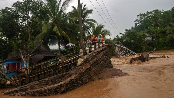 Jembatan di Lebak Putus Diterjang Banjir Bandang