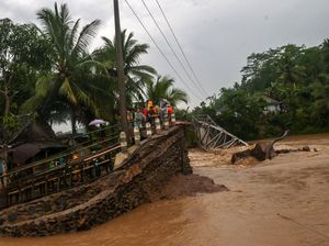 Jembatan di Lebak Putus Diterjang Banjir Bandang Jembatan di Lebak Putus Diterjang Banjir Bandang
