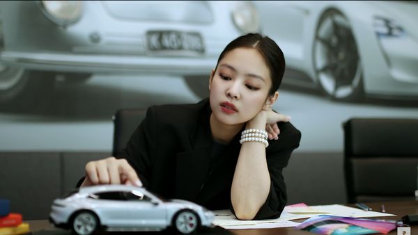 8 Foto Kolaborasi Jennie BLACKPINK dan Porsche, Rancang Mobil Sendiri