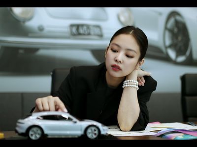 8 Foto Kolaborasi Jennie BLACKPINK dan Porsche, Rancang Mobil Sendiri