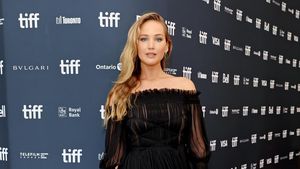 7 Pesona Jennifer Lawrence di Karpet Merah Setelah Jadi Ibu