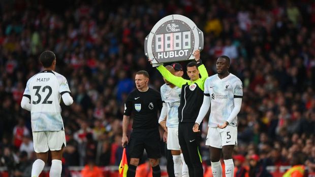 LONDON, ENGLAND - OCTOBER 09: Ibrahima Konate replaces Joel Matip of Liverpool during the Premier League match between Arsenal FC and Liverpool FC at Emirates Stadium on October 09, 2022 in London, England. (Photo by Shaun Botterill/Getty Images)