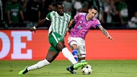Angel Di Maria dari Juventus berebut bola dengan Dylan Batubinsika dari Maccabi Haifa. Benfica dan Paris Saint-Germain di atas Juventus dengan tujuh poin dan masih main tiga kali. Daniele Badolato/Juventus FC/Getty Images