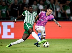 Angel Di Maria dari Juventus berebut bola dengan Dylan Batubinsika dari Maccabi Haifa. Benfica dan Paris Saint-Germain di atas Juventus dengan tujuh poin dan masih main tiga kali. Daniele Badolato/Juventus FC/Getty Images