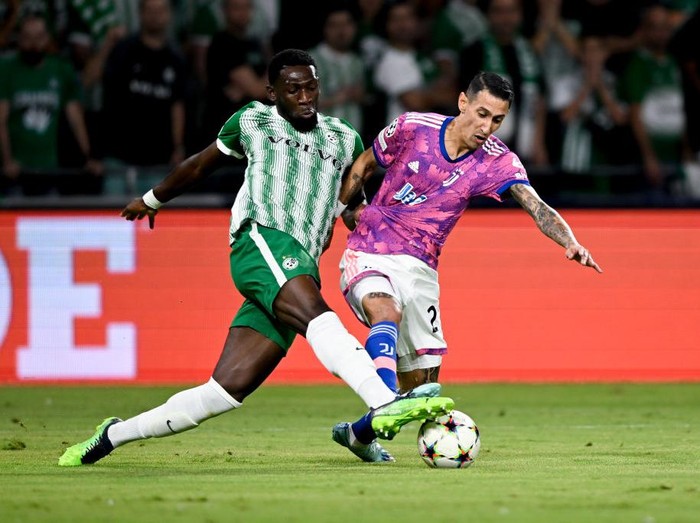 HAIFA, ISRAEL - OCTOBER 11: Angel Di Maria of Juventus battles for the ball with Dylan Batubinsika of Maccabi Haifa during the UEFA Champions League group H match between Maccabi Haifa FC and Juventus at Sammy Ofer Stadium on October 11, 2022 in Haifa, Israel. (Photo by Daniele Badolato - Juventus FC/Juventus FC via Getty Images)