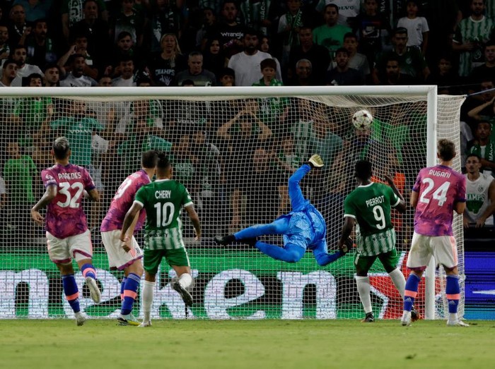 HAIFA, ISRAEL - OCTOBER 11: Omer Atzili of Maccabi Haifa scores the second goal to make it 2-0  during the UEFA Champions League  match between Maccabi Haifa v Juventus at the Sammy Oferstadium on October 11, 2022 in Haifa Israel (Photo by Nir Keidar/Soccrates/Getty Images)