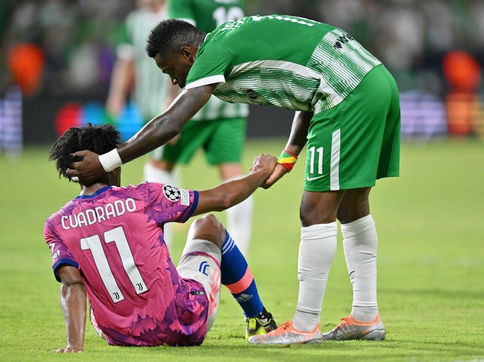 HAIFA, ISRAEL - OCTOBER 11: Juan Cuadrado of Juventus shakes hands with Mavis Tchibota of Maccabi Haifa during the UEFA Champions League group H match between Maccabi Haifa FC and Juventus at Sammy Ofer Stadium on October 11, 2022 in Haifa, Israel. (Photo by Tullio Puglia - UEFA/UEFA via Getty Images)