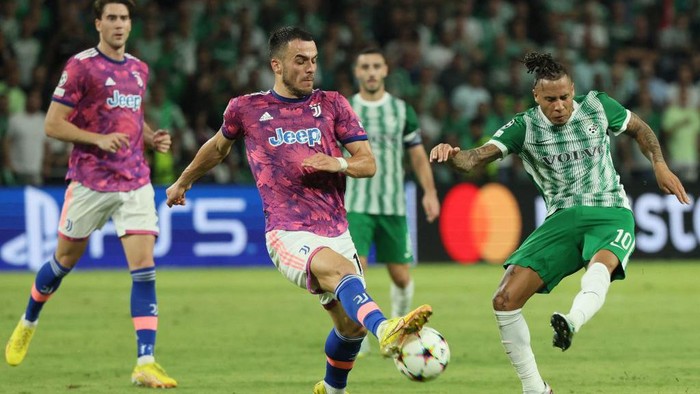 Juventus Keok di Markas Maccabi Haifa Juventus' Serbian midfielder Filip Kostic (C) blocks a shot by Maccabi Haifa's Surinamese midfielder Tjaronn Chery (R) during the UEFA Champions League group H football match between Israel's Maccabi Haifa and Italy's Juventus at the Sammy Ofer stadium in the city of Haifa on October 11, 2022. (Photo by JACK GUEZ / AFP) (Photo by JACK GUEZ/AFP via Getty Images)
