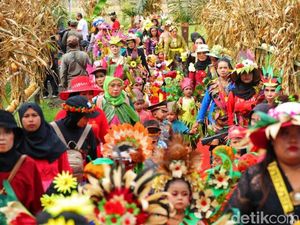 Adu Kreasi Warga Bikin Pakaian dari Tanaman di Kaliploso Horticulture Carnival