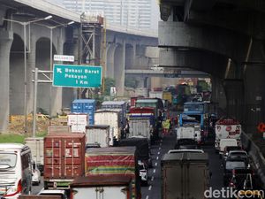 Ada Pemasangan Rambu, Tol Karawang Timur Arah Jakarta Macet Pagi Ini