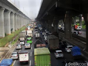 Tol Cikampek Arah Jakarta Masih Macet, Simpulnya di Interchange Cawang