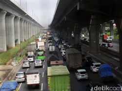 Truk Alami Gangguan di Km 12, Tol Japek Arah Jakarta Macet 4 Km