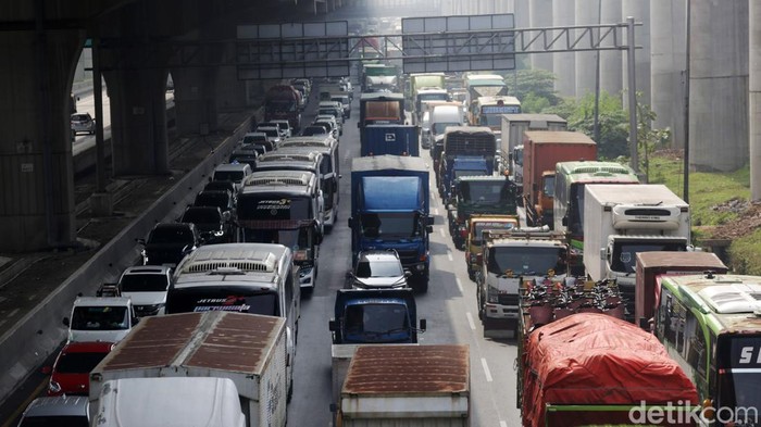 Kendaraan terjebak kemacetan di Tol Jakarta Cikampek KM 14 arah Jakarta, Kota Bekasi, Jawa Barat, Rabu (12/10/2022). Dalam pantau pukul 09.00 wib kemacetan dimulai dari KM 19 hingga KM 14 kemacetan ini alasannya yaitu adanya perbaikan jalan tol di KM 14.