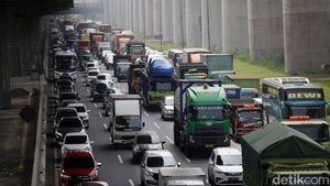 Penampakan Macet di Tol Japek Tadi Pagi