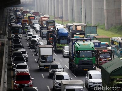 Penampakan Macet di Tol Japek Tadi Pagi