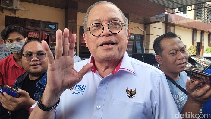 Ketua Komdis PSSI Erwin Tobing diperiksa sebagai saksi di Tragedi Kanjuruhan di Mapolda Jatim