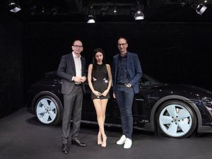 Gaya Jennie BLACKPINK Naik Porsche Rancangan Sendiri, Ini Koleksi Mobilnya