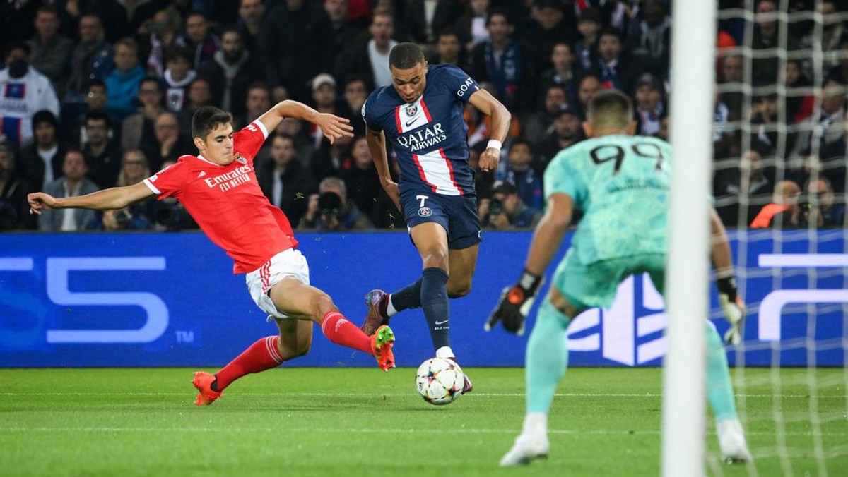 Aksi Kylian Mbappe di Paris saat melawan Benfica. (Foto: AFP via Getty Images/ANNE-CHRISTINE POUJOULAT)