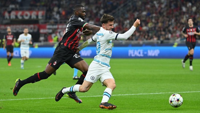 AC Milans British defender Fikayo Tomori (L) fights for the ball with Chelseas English midfielder Mason Mount during the UEFA Champions League group E, football match between AC Milan and Chelsea, at the San Siro stadium, in Milan, on October 11, 2022. (Photo by Alberto PIZZOLI / AFP) (Photo by ALBERTO PIZZOLI/AFP via Getty Images)