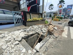 Komplotan Pria Ambil Besi Tutup Drainase di Margonda Depok, Polisi Turun Tangan