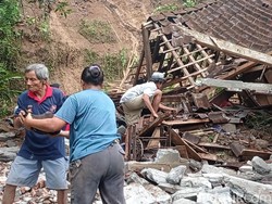 Tebing 15 Meter di Perbukitan Menoreh Longsor, Satu Keluarga Sempat Terjebak