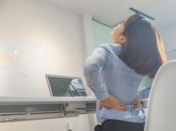 Low Back Pain Gegara Kelamaan Duduk? Dokter Beberkan Cara Mengatasinya