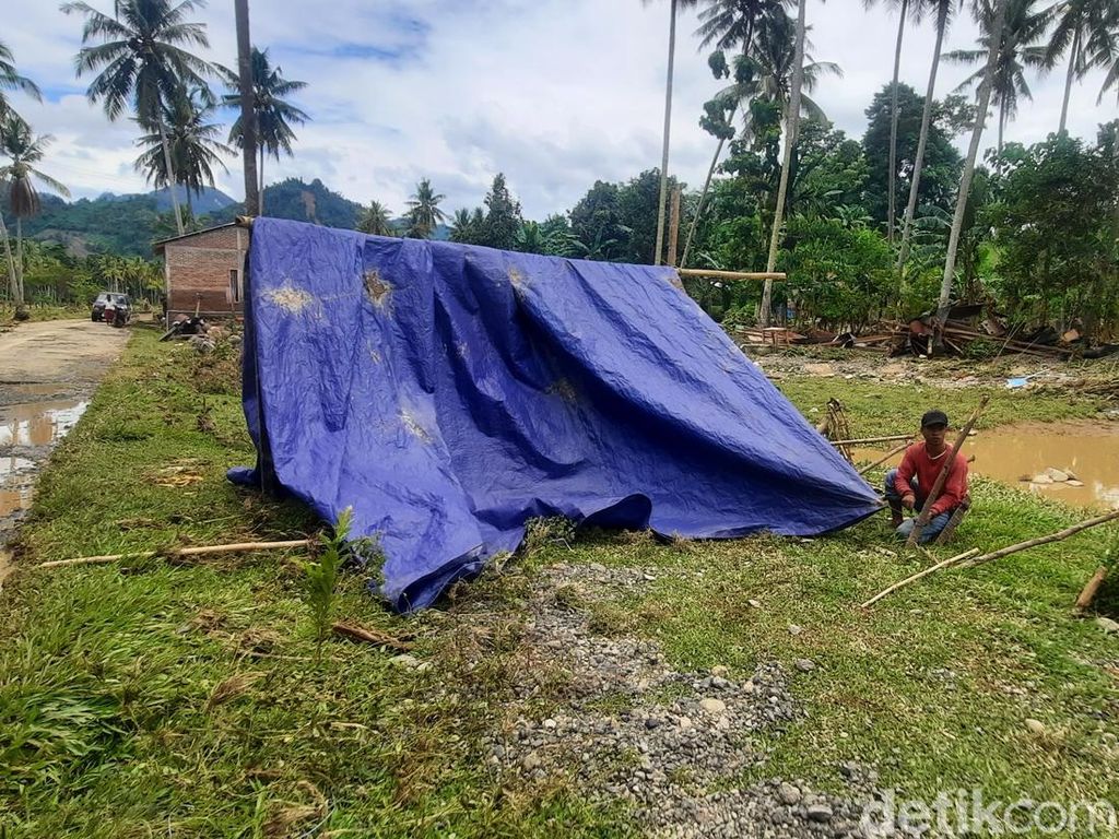 Warga di Mamuju Bangun Tenda Darurat Usai Rumah Ambruk Diterjang Banjir