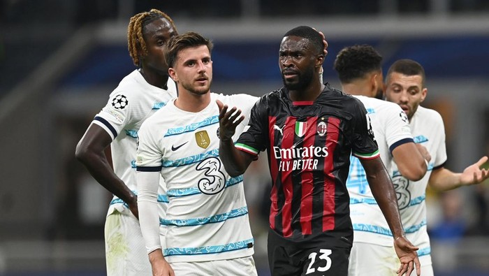 MILAN, ITALY - OCTOBER 11: Fikayo Tomori of AC Milan reacts while leaving the pitch after shown a red card by referee Daniel Siebert (not pictured) as Mason Mount of Chelsea looks on during the UEFA Champions League group E match between AC Milan and Chelsea FC at Giuseppe Meazza Stadium on October 11, 2022 in Milan, Italy. (Photo by Darren Walsh/Chelsea FC via Getty Images)