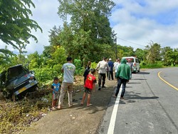 Rem Blong, Bus Angkut Warga Kondangan di Lombok Timur Nyungsep