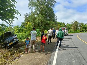 Rem Blong, Bus Angkut Warga Kondangan di Lombok Timur Nyungsep Rem Blong, Bus Angkut Warga Kondangan di Lombok Timur Nyungsep