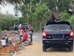 Pelat Ditutupi Mika Hitam, Mobdin Pemkab Gunungkidul Kena Tilang