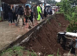 Mobil Terseret Longsor di Sukabumi
