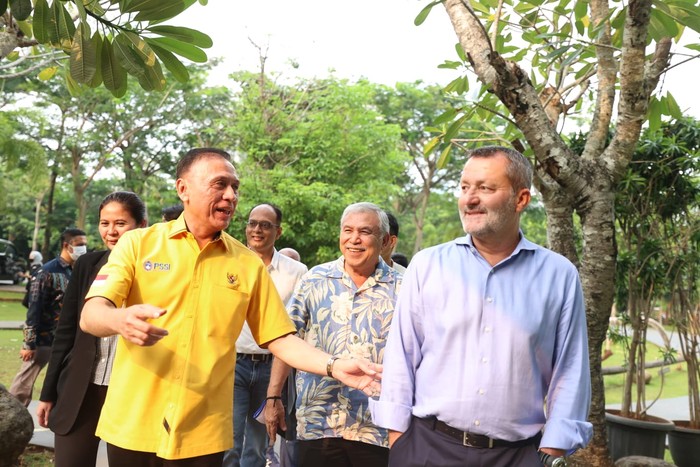 Mochamad Iriawan bersama FIFA